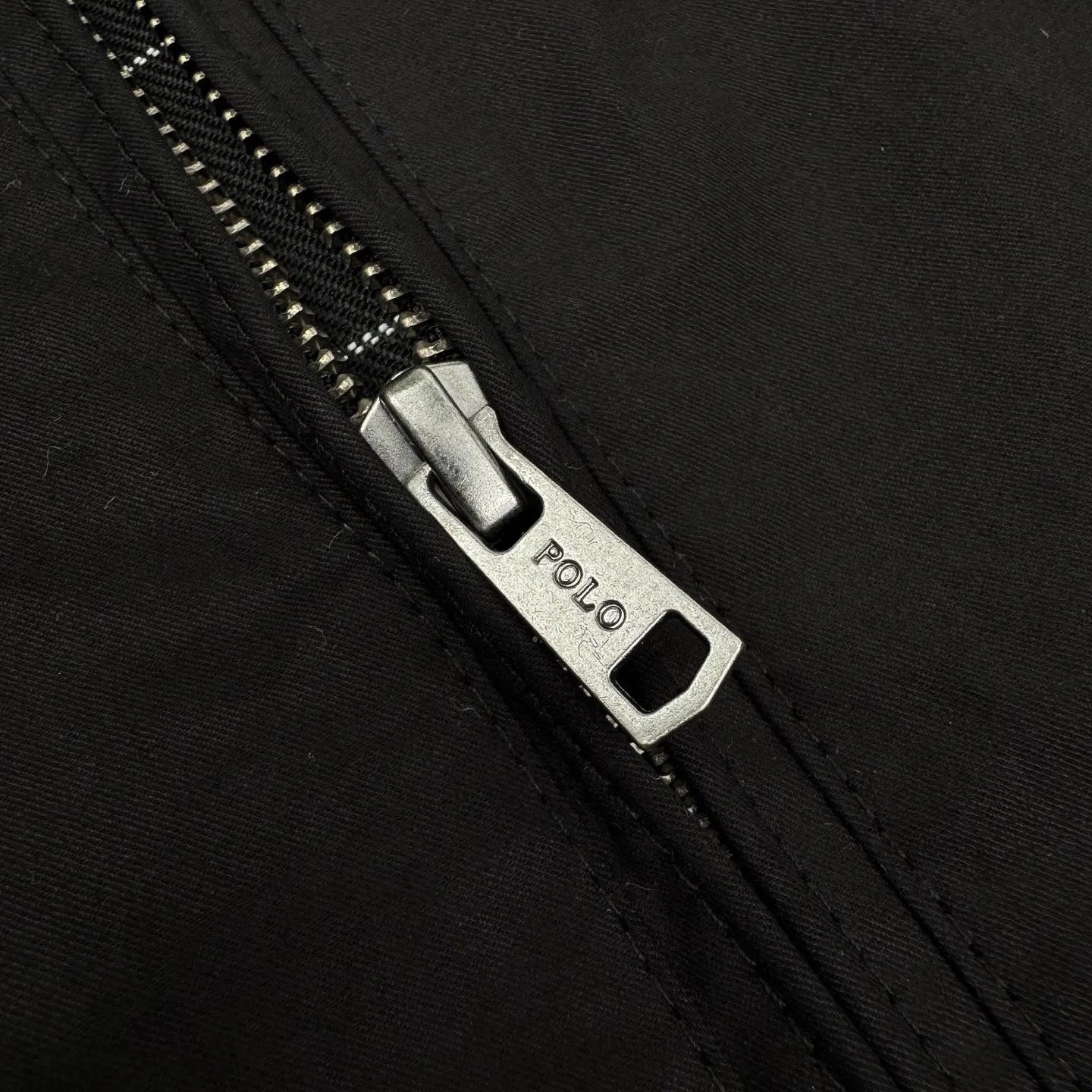 🅿️520 Ralph Lauren Ralph Lauren embroidered zipper jacket (black). The original product was purchased for 2,490 and developed. The fabric is made of custom-made cotton double-ply small diagonal elegant fabric. It is soft and silky, comfortable and close to the skin. It uses pure black as the base color. A touch of light gold pony logo embroidery is embellished on the chest. It is more dazzling because of the black background. It is low-key and powerful. Subtle gloss changes inject breathing and vitality into the black jacket. Outline high-end outlines with extreme simplicity, showing taste in silence. Universal adaptability to style, using imported machine embroidery technology. Use advanced computer control system and precision mechanical components to realize the iconic pony embroidery operation. High precision. The lines are smooth and delicate. The template machine opens the bag. The preset template guides the position, shape and size of the bag. The accuracy ensures the quality of the bag opening effect. Infrared positioning cutting machine achieves precise positioning of the material through infrared transmitter and infrared receiver. The accuracy can reach the micron level, thereby meeting the effect of high-precision cutting of plaid alignment. The fabrics have been carefully washed, have a better hand feel, are not easy to deform, shrink, and fade, and maintain long-term beauty. Size:S-M-L-XL